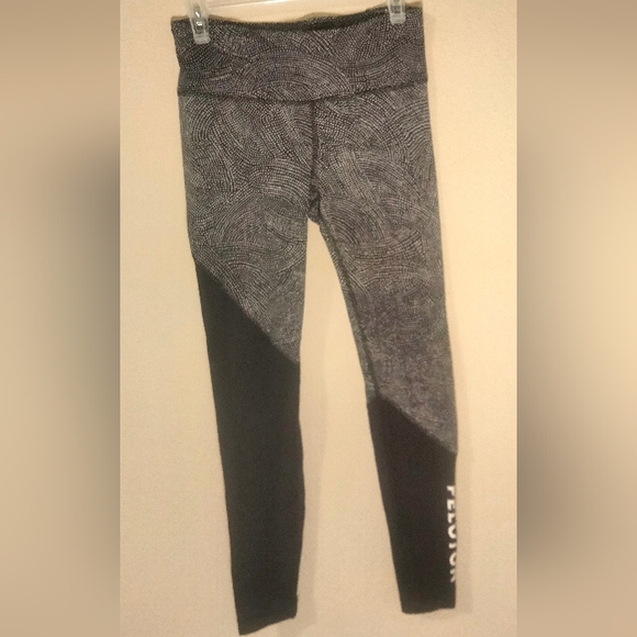 Lululemon size 8 peloton leggings - Picture 2 of 5